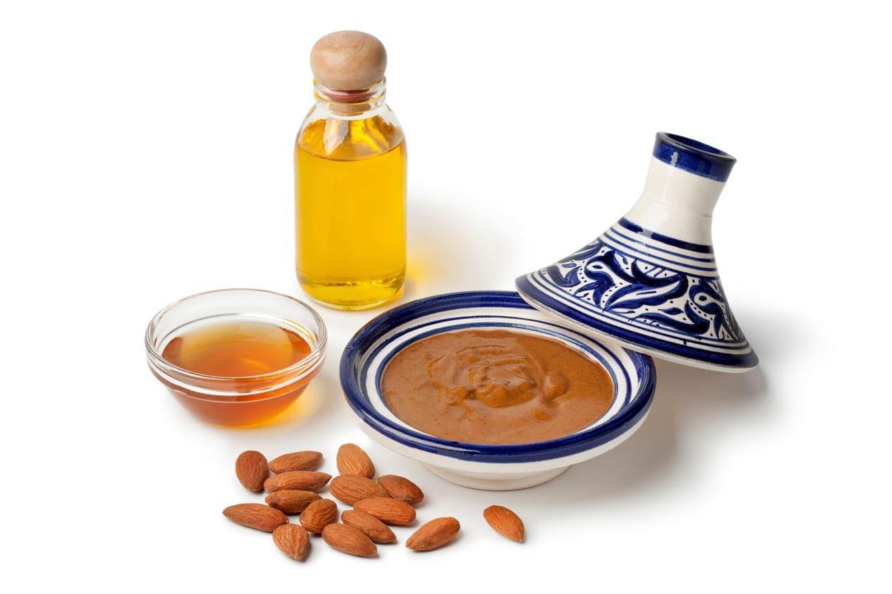 Souqi Amlou ingrediënten — geroosterde amandelen, 100% biologische culinaire arganolie en honing