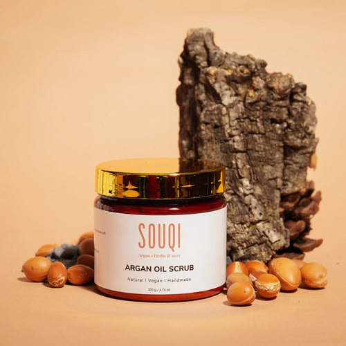 Souqi Argan Scrub in gebruik - zachte exfoliatie voor een stralende en zijdezachte huid