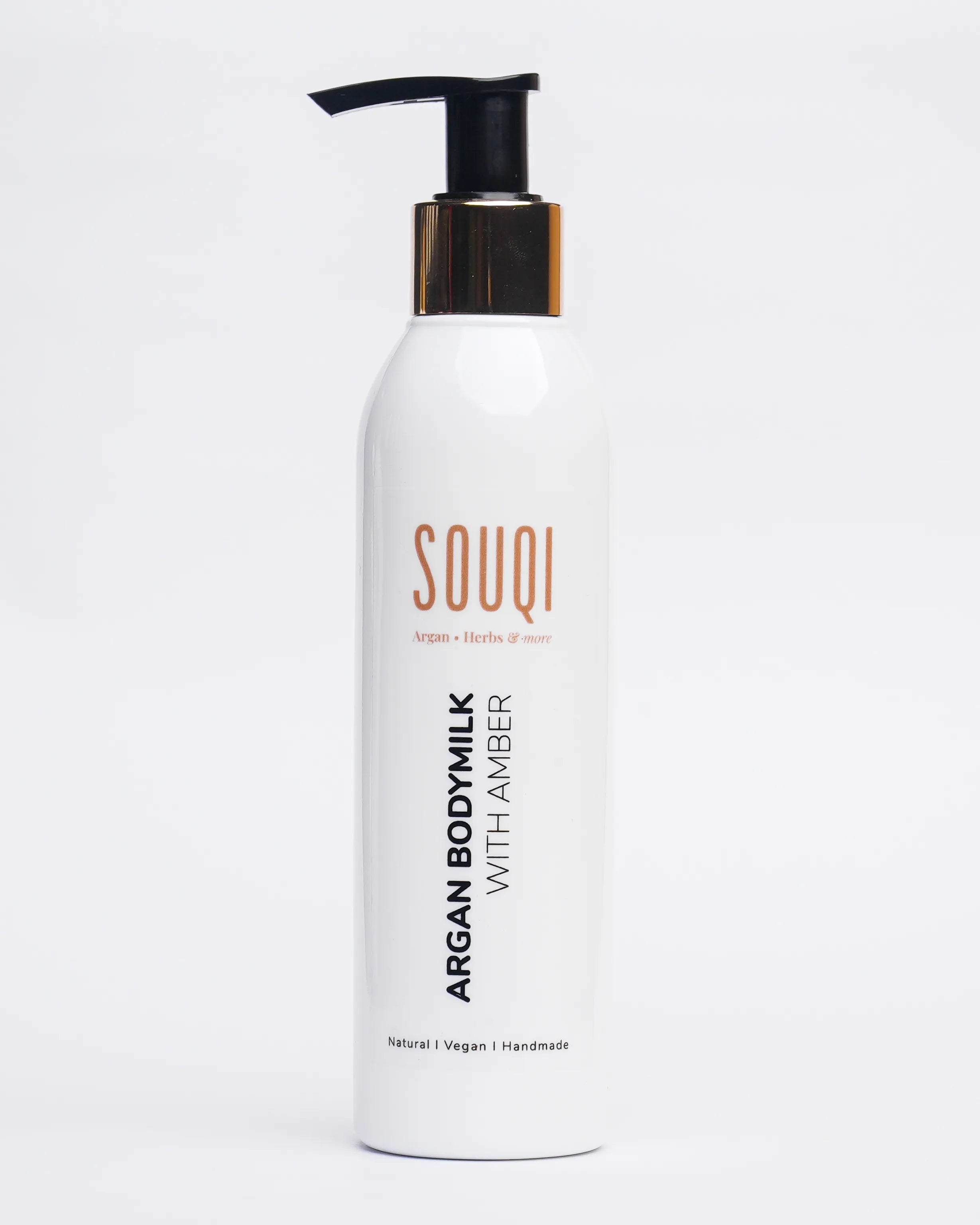 Souqi Argan Bodymilk Amber in gebruik - hydrateert droge huid diep en laat langdurige ambergeur achter