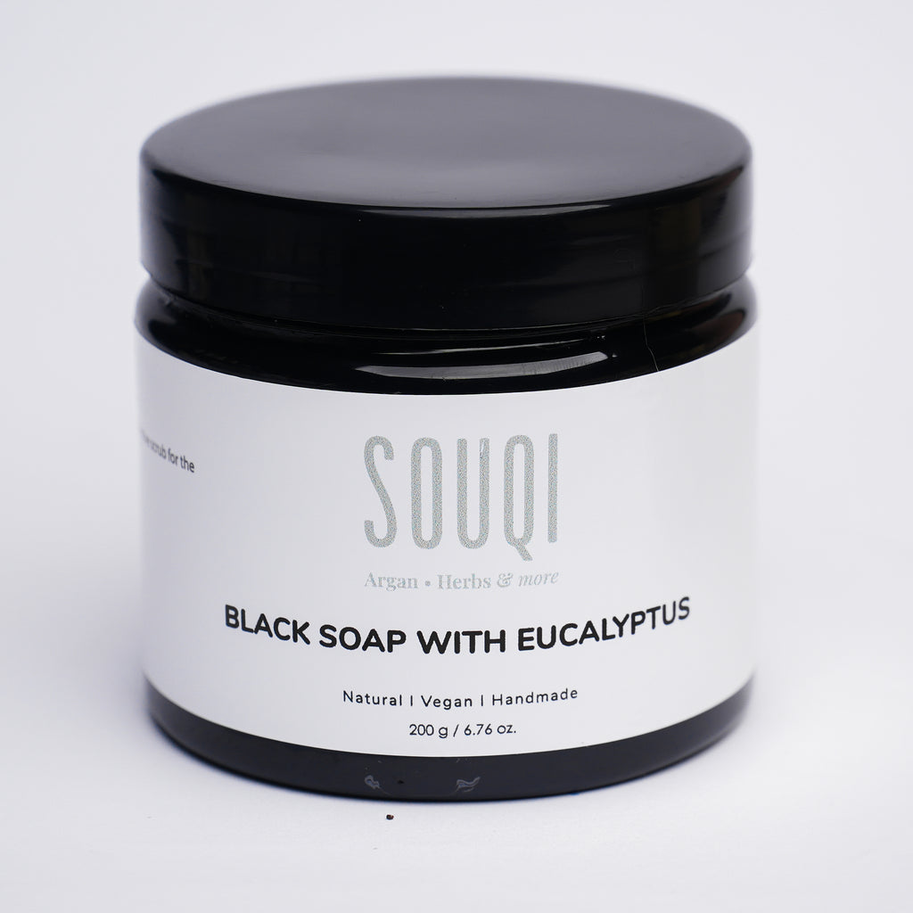 Souqi Zwarte Zeep ingrediënten — eucalyptusolie, olijfschilolie en arganolie, 100% natuurlijk vegan