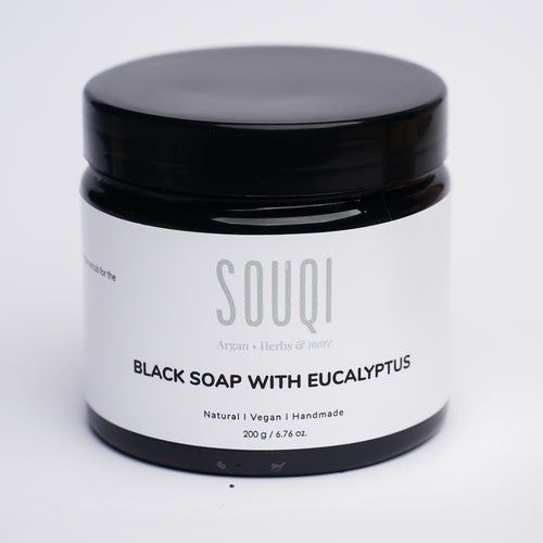 Souqi Zwarte Zeep ingrediënten — eucalyptusolie, olijfschilolie en arganolie, 100% natuurlijk vegan